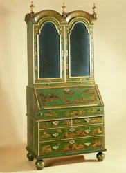 クイーンアンアンビューローキャビネット、ボールフィート付き、c.1710（グリーンラッカー）